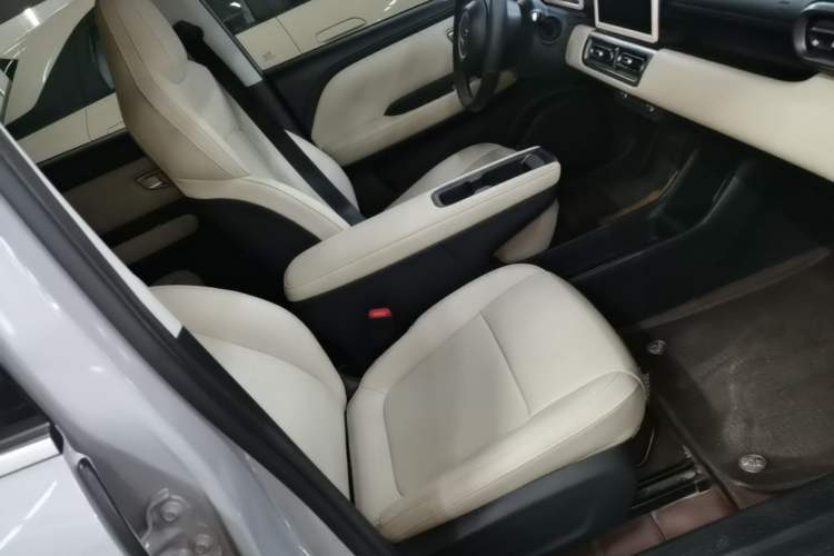 Used Wuling Bingo PLUS 2024 330 km Range Five-Seater Version Right Front Seat