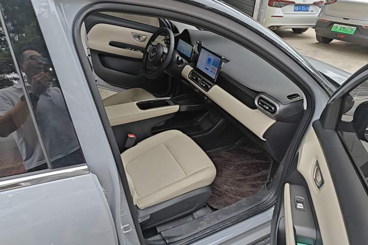 Used Wuling Bingo PLUS 2024 401 km Range 5-Seater Version Right Front Seat