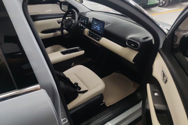 Used Wuling Bingo PLUS 2024 330 km Range Five-Seater Version Right Front Seat