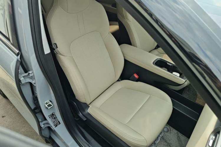 Used Wuling Bingo PLUS 2024 401 km Range 5-Seater Version Right Front Seat