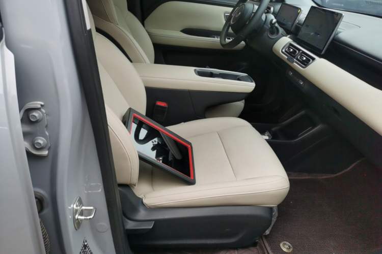 Used Wuling Bingo PLUS 2024 330 km Range Five-Seater Version Right Front Seat