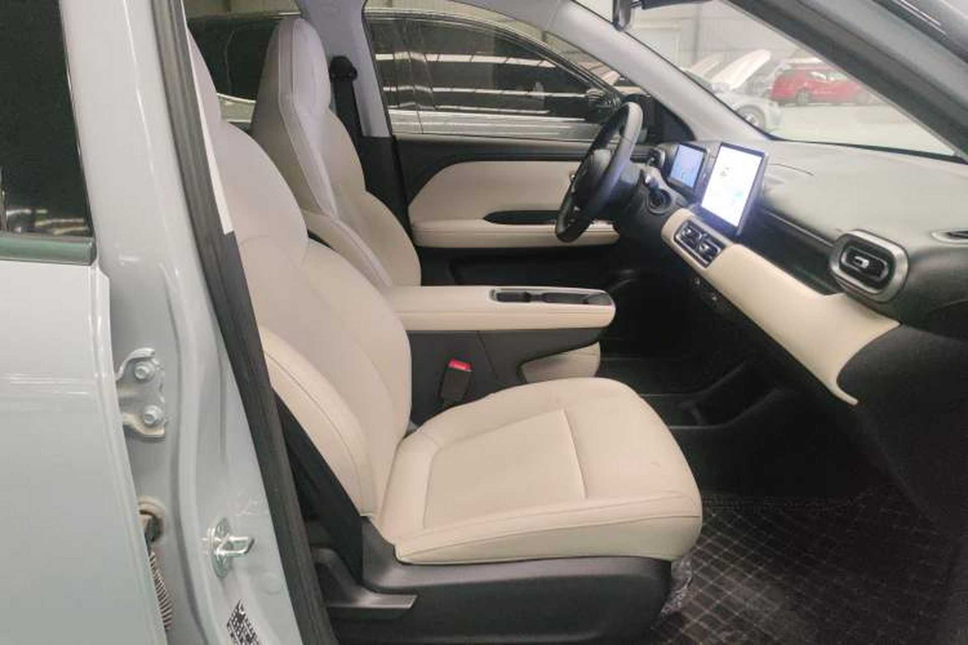 Used Wuling Bingo PLUS 2024 510 km Range 5-Seater Version Right Front Seat