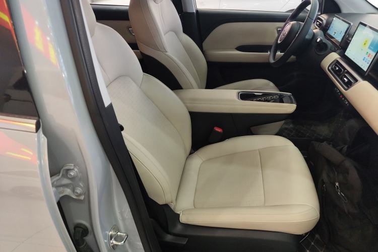 Used Wuling Bingo PLUS 2024 330 km Range Five-Seater Version Right Front Seat
