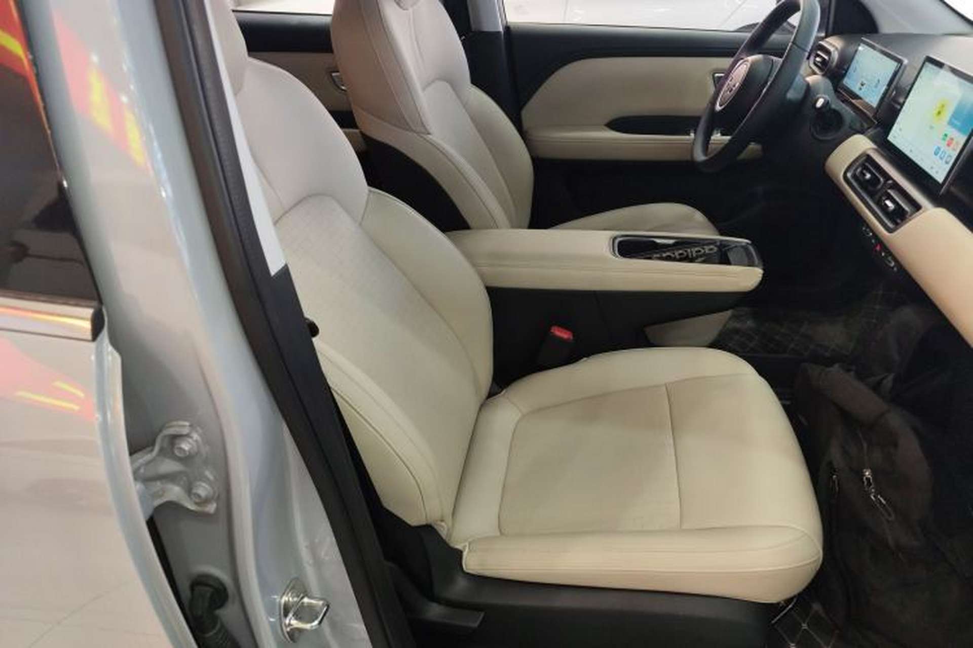 Used Wuling Bingo PLUS 2024 330 km Range Five-Seater Version Right Front Seat