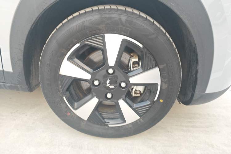 Used Wuling Bingo PLUS 2024 330 km Range Five-Seater Version Right Front Wheel Hub