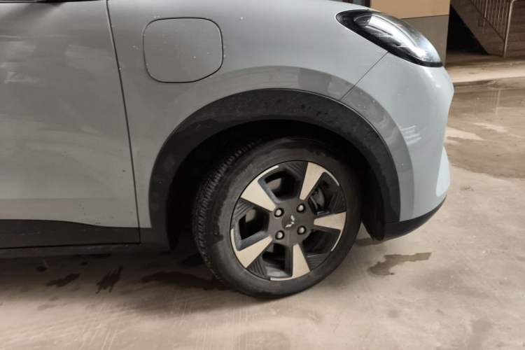 Used Wuling Bingo PLUS 2024 510 km Flagship Edition Four-Seater Version Right Front Wheel Hub