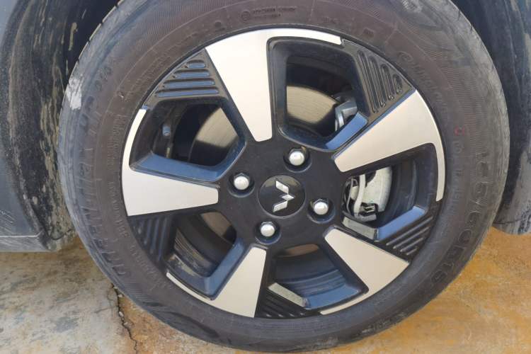 Used Wuling Bingo PLUS 2024 330 km Range Five-Seater Version Right Front Wheel Hub