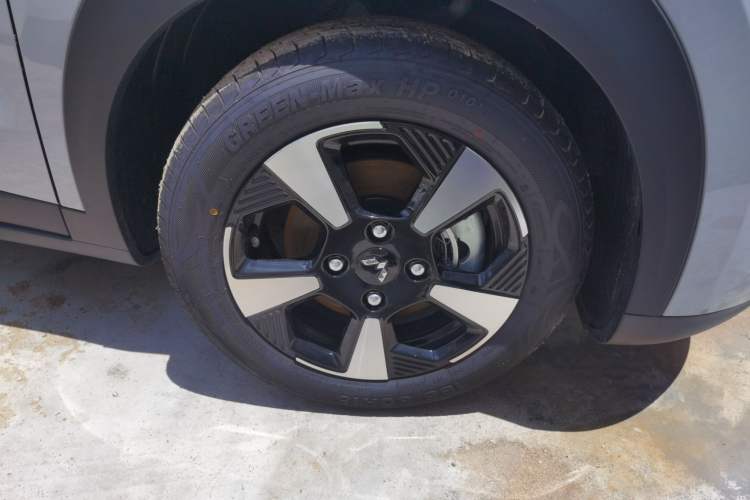Used Wuling Bingo PLUS 2024 330 km Range Five-Seater Version Right Front Wheel Hub