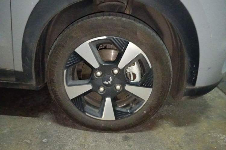 Used Wuling Bingo PLUS 2024 330 km Range Five-Seater Version Right Front Wheel Hub