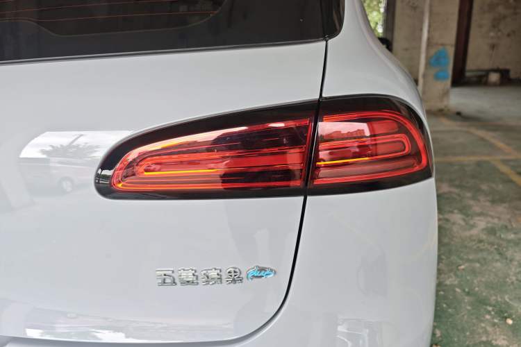 Used Wuling Bingo PLUS 2024 401 km Range 5-Seater Version Right Rear Taillight
