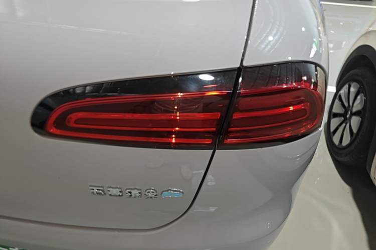 Used Wuling Bingo PLUS 2024 401 km Range 5-Seater Version Right Rear Taillight