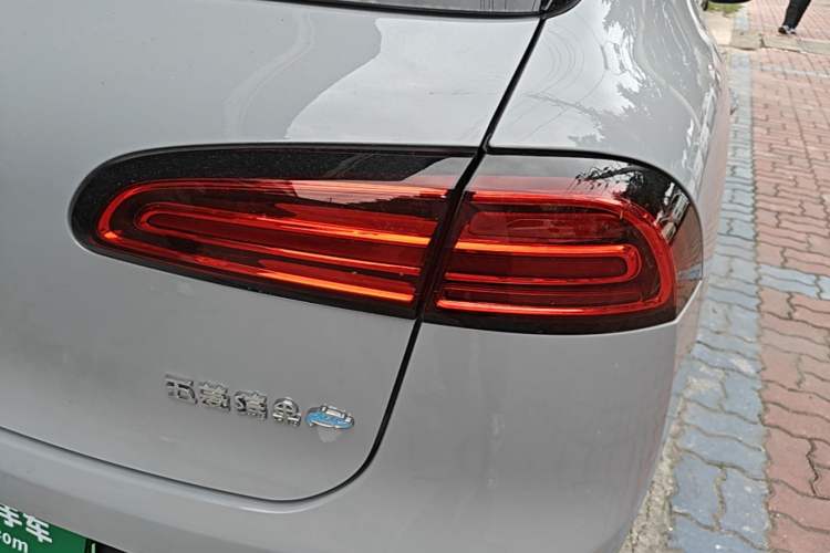 Used Wuling Bingo PLUS 2024 401 km Range 5-Seater Version Right Rear Taillight