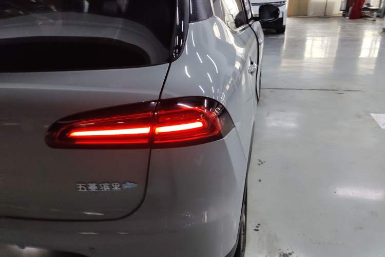 Used Wuling Bingo PLUS 2024 330 km Range Five-Seater Version Right Rear Taillight