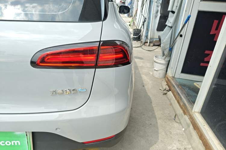 Used Wuling Bingo PLUS 2024 401 km Range 5-Seater Version Right Rear Taillight