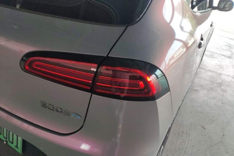 Used Wuling Bingo PLUS 2024 330 km Range Five-Seater Version Right Rear Taillight