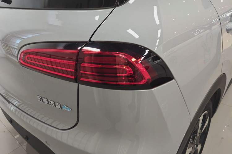 Used Wuling Bingo PLUS 2024 330 km Range Five-Seater Version Right Rear Taillight