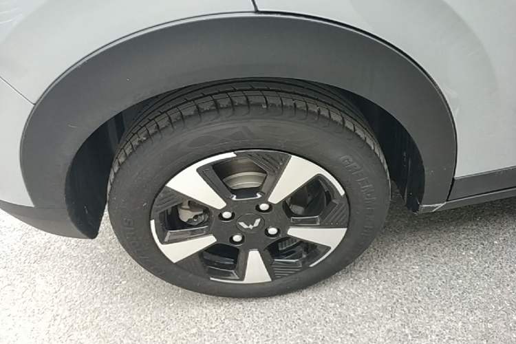 Used Wuling Bingo PLUS 2024 510 km Flagship Edition Four-Seater Version Right Rear Wheel Hub