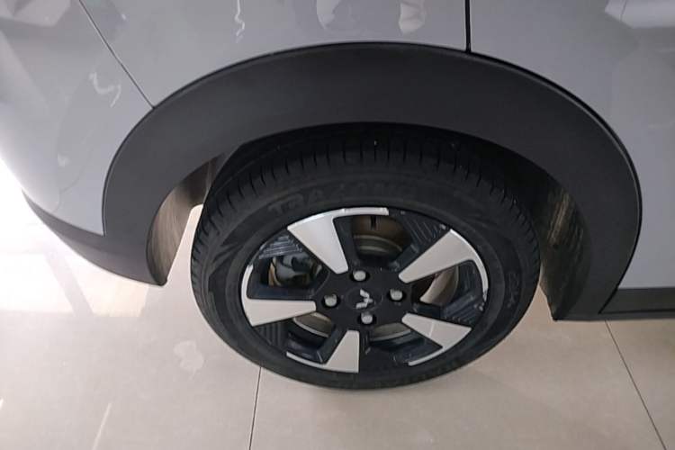 Used Wuling Bingo PLUS 2024 401 km Flagship Edition Four-Seater Version Right Rear Wheel Hub