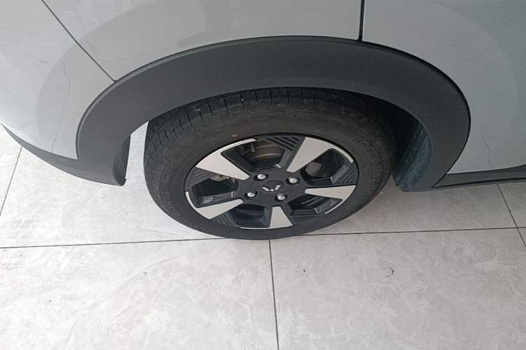 Used Wuling Bingo PLUS 2024 510 km Flagship Edition Four-Seater Version Right Rear Wheel Hub