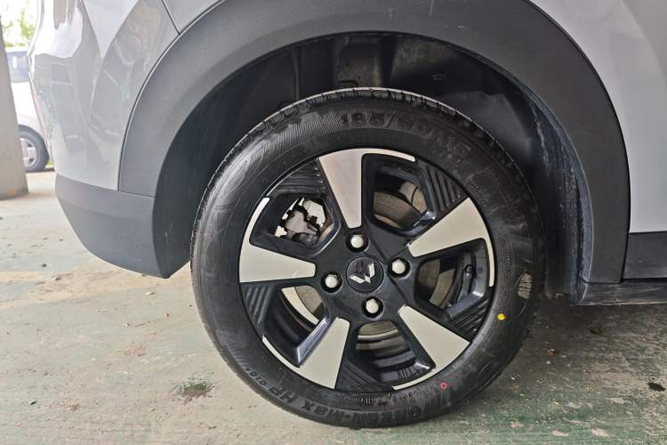 Used Wuling Bingo PLUS 2024 401 km Range 5-Seater Version Right Rear Wheel Hub