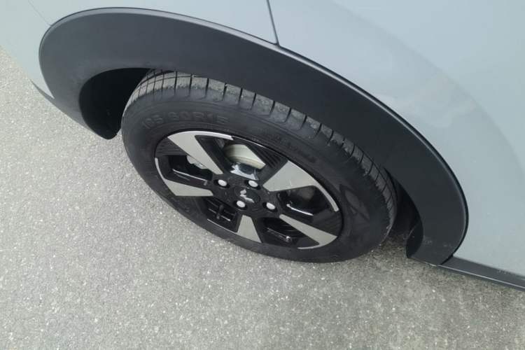 Used Wuling Bingo PLUS 2024 510 km Flagship Edition Four-Seater Version Right Rear Wheel Hub