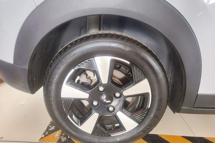 Used Wuling Bingo PLUS 2024 510 km Flagship Edition Four-Seater Version Right Rear Wheel Hub