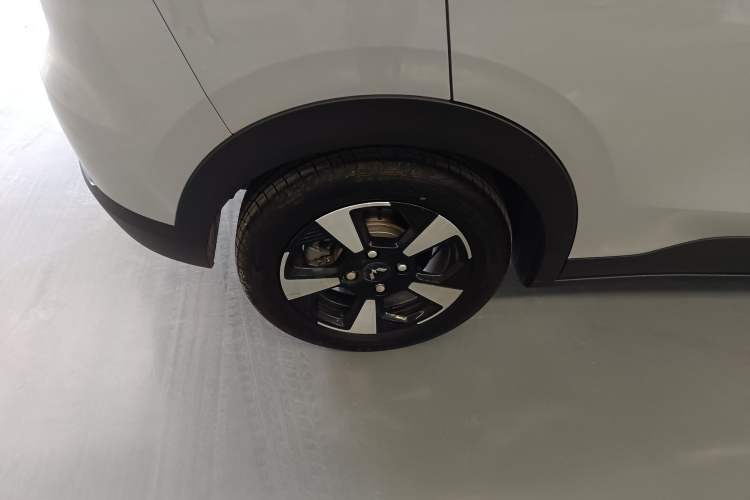 Used Wuling Bingo PLUS 2024 401 km Range 5-Seater Version Right Rear Wheel Hub