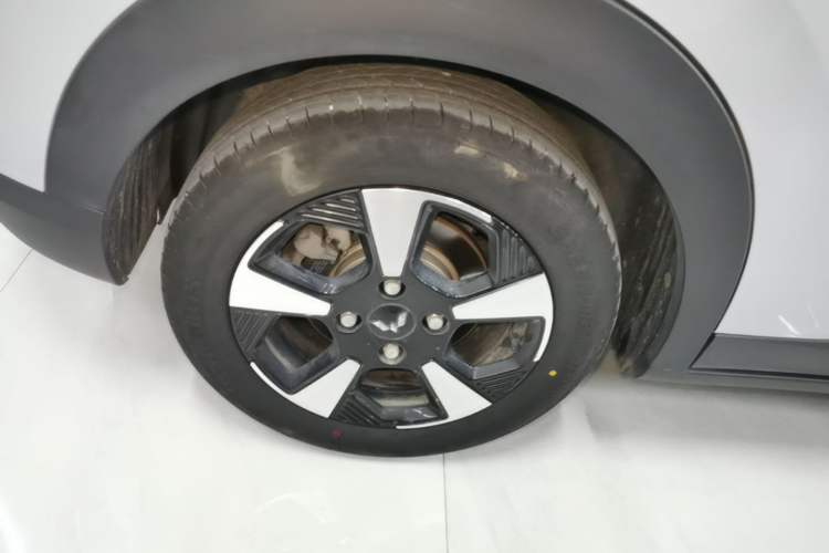 Used Wuling Bingo PLUS 2024 330 km Range Five-Seater Version Right Rear Wheel Hub