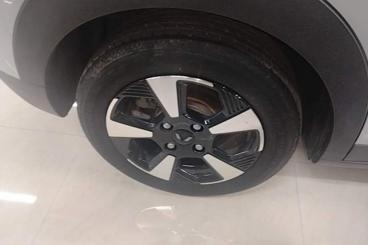 Used Wuling Bingo PLUS 2024 510 km Flagship Edition Four-Seater Version Right Rear Wheel Hub