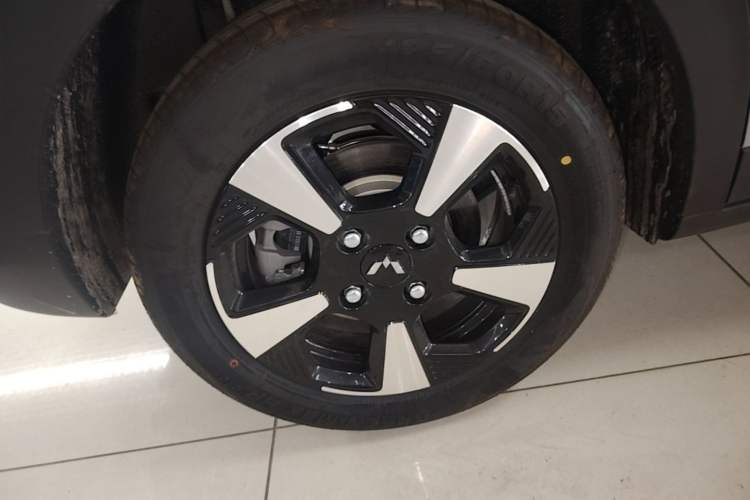 Used Wuling Bingo PLUS 2024 510 km Range 5-Seater Version Right Rear Wheel Hub