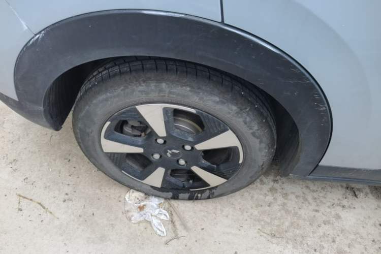 Used Wuling Bingo PLUS 2024 330 km Range Five-Seater Version Right Rear Wheel Hub
