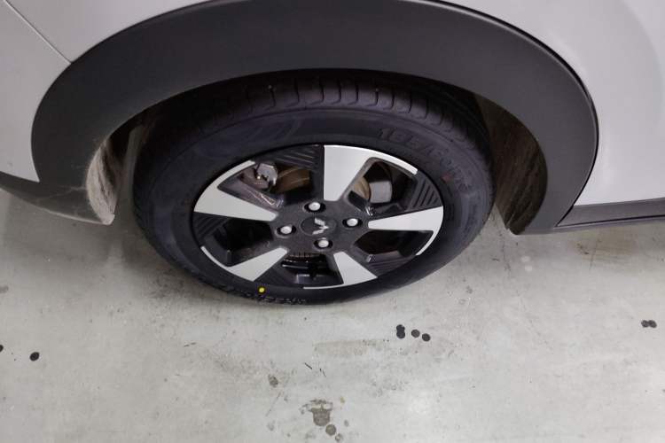 Used Wuling Bingo PLUS 2024 330 km Range Five-Seater Version Right Rear Wheel Hub