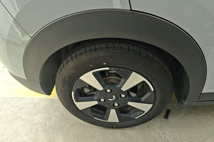 Used Wuling Bingo PLUS 2024 401 km Range 5-Seater Version Right Rear Wheel Hub