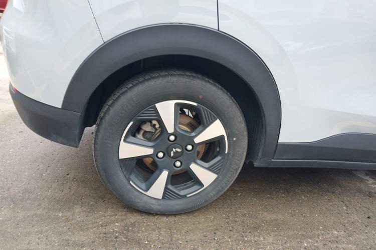 Used Wuling Bingo PLUS 2024 510 km Flagship Edition Four-Seater Version Right Rear Wheel Hub