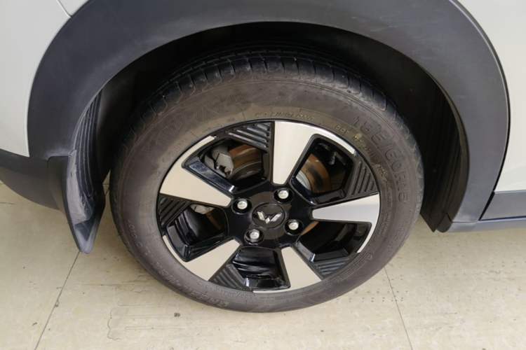 Used Wuling Bingo PLUS 2024 330 km Range Five-Seater Version Right Rear Wheel Hub
