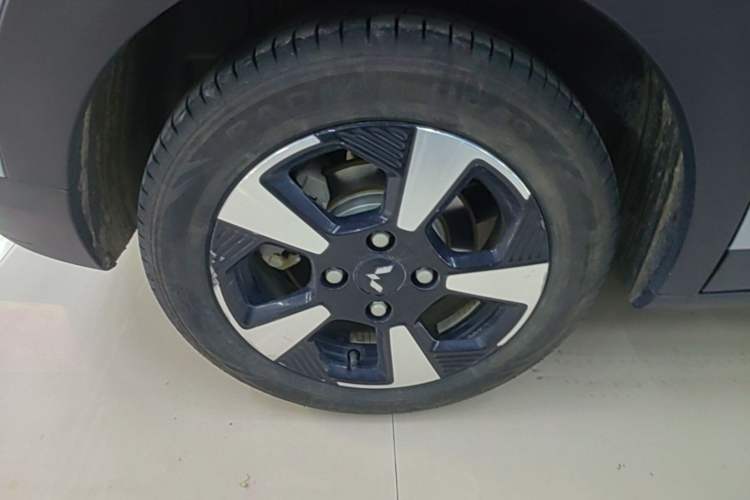 Used Wuling Bingo PLUS 2024 401 km Flagship Edition Four-Seater Version Right Rear Wheel Hub