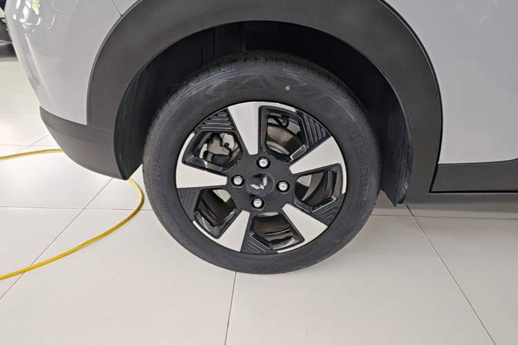 Used Wuling Bingo PLUS 2024 510 km Flagship Edition Four-Seater Version Right Rear Wheel Hub