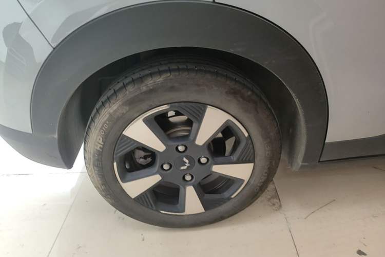 Used Wuling Bingo PLUS 2024 330 km Range Five-Seater Version Right Rear Wheel Hub