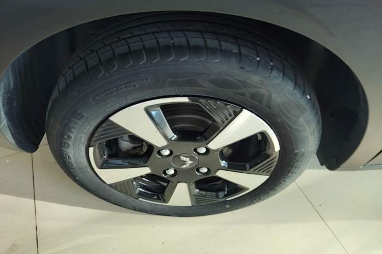 Used Wuling Bingo PLUS 2024 510 km Flagship Edition Four-Seater Version Right Rear Wheel Hub