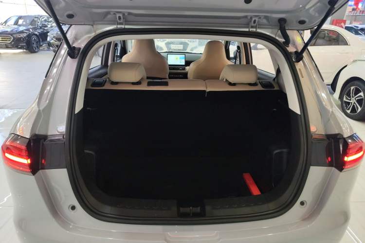 Used Wuling Bingo PLUS 2024 330 km Range Five-Seater Version Trunk