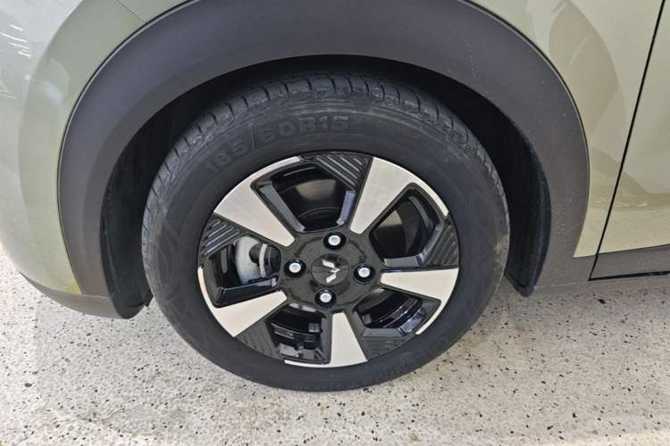 Used Wuling Bingo PLUS 2024 510 km Flagship Edition Four-Seater Version Left Front Wheel Hub