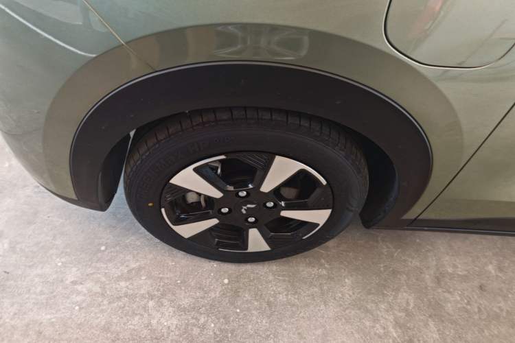 Used Wuling Bingo PLUS 2024 510 km Flagship Edition Four-Seater Version Left Front Wheel Hub