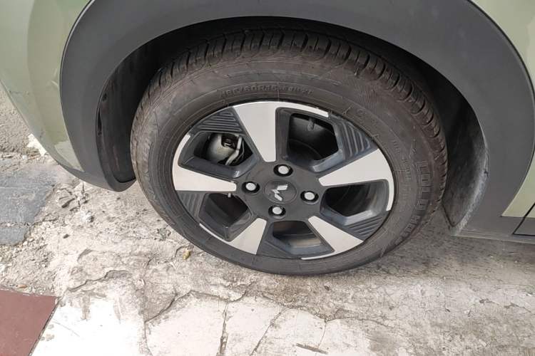 Used Wuling Bingo PLUS 2024 510 km Flagship Edition Four-Seater Version Left Front Wheel Hub