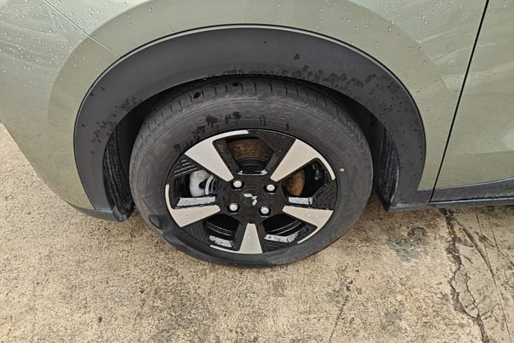 Used Wuling Bingo PLUS 2024 510 km Flagship Edition Four-Seater Version Left Front Wheel Hub