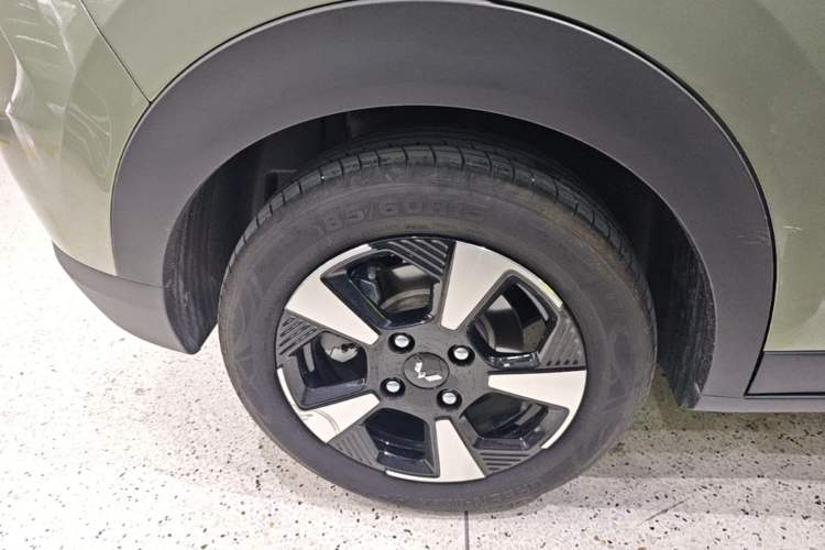 Used Wuling Bingo PLUS 2024 510 km Flagship Edition Four-Seater Version Right Rear Wheel Hub