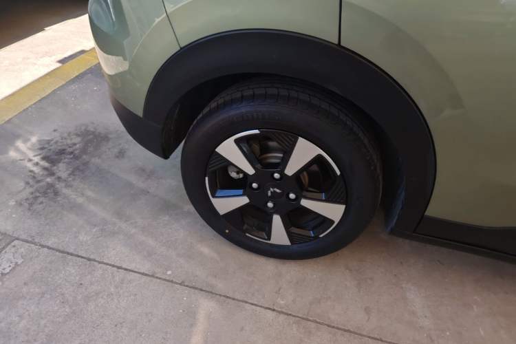 Used Wuling Bingo PLUS 2024 510 km Flagship Edition Four-Seater Version Right Rear Wheel Hub