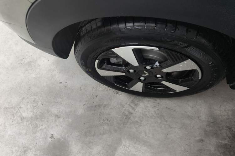 Used Wuling Bingo PLUS 2024 510 km Flagship Edition Four-Seater Version Right Rear Wheel Hub