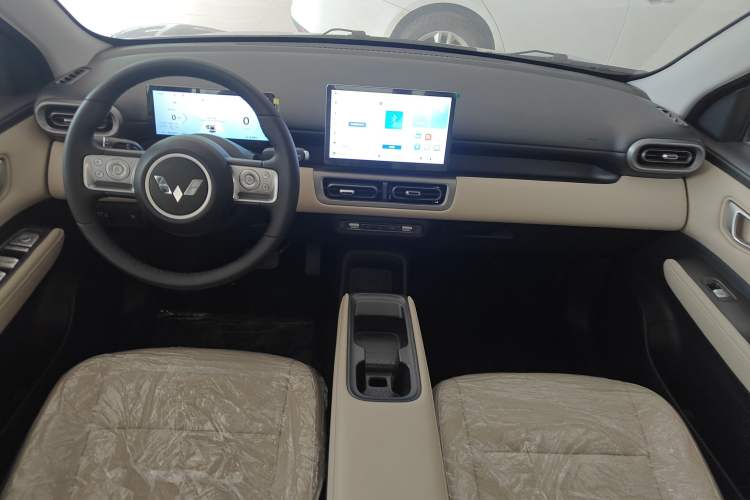 Used Wuling Bingo PLUS 2024 330 km Range Five-Seater Version Center Console