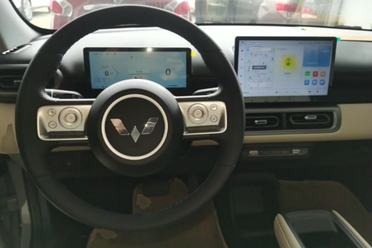 Used Wuling Bingo PLUS 2024 330 km Range Five-Seater Version Center Console