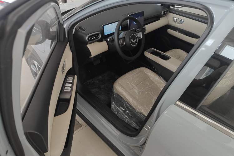 Used Wuling Bingo PLUS 2024 330 km Range Five-Seater Version Driver Seat